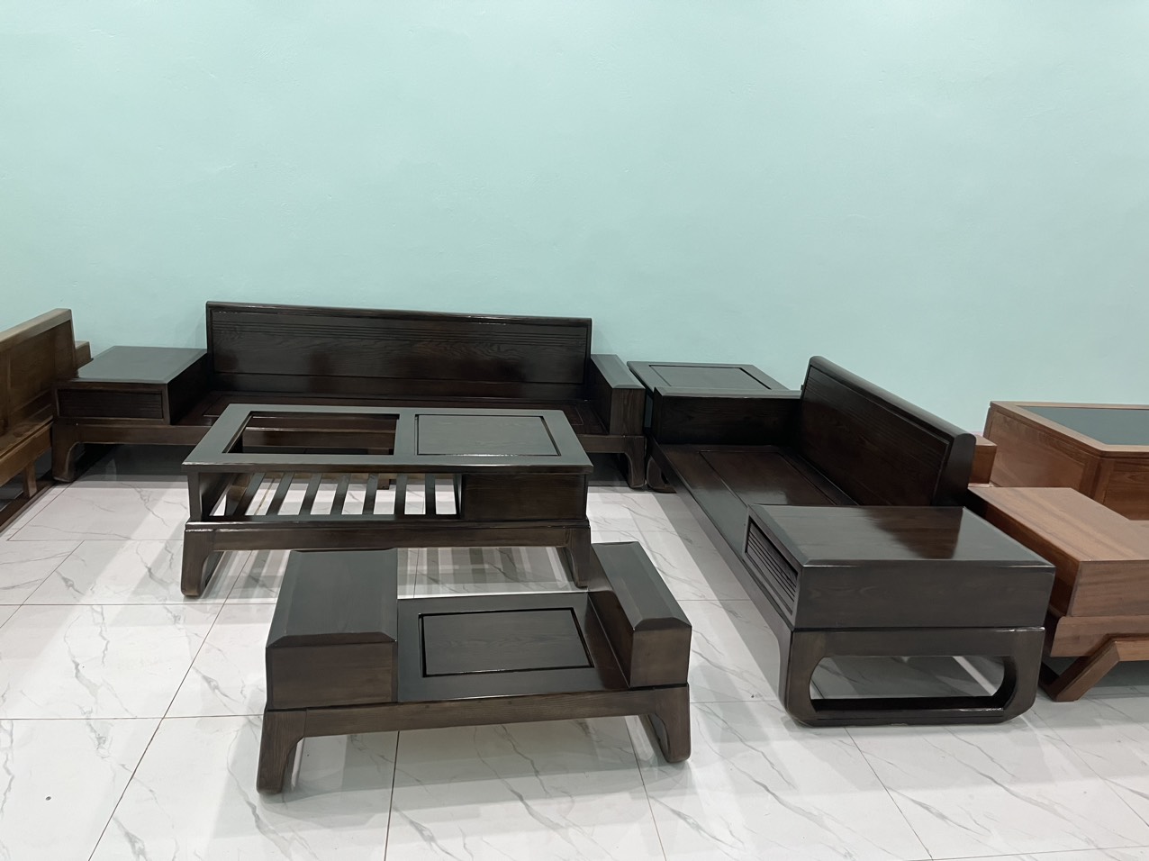 Bộ sofa phòng khách gỗ chân quỳ 2 văng phun đen bóng