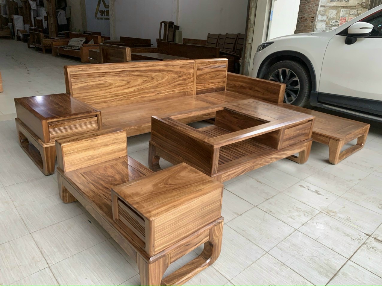 Sofa góc chân quỳ gỗ hương xám